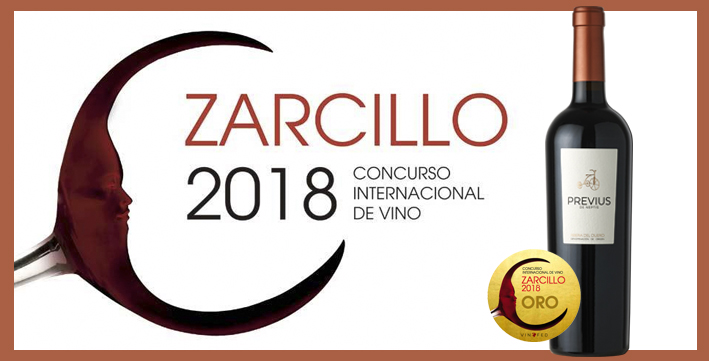 Botella Previus de Neptis 2015 junto a medalla de oro Premios Zarcillo 2018.